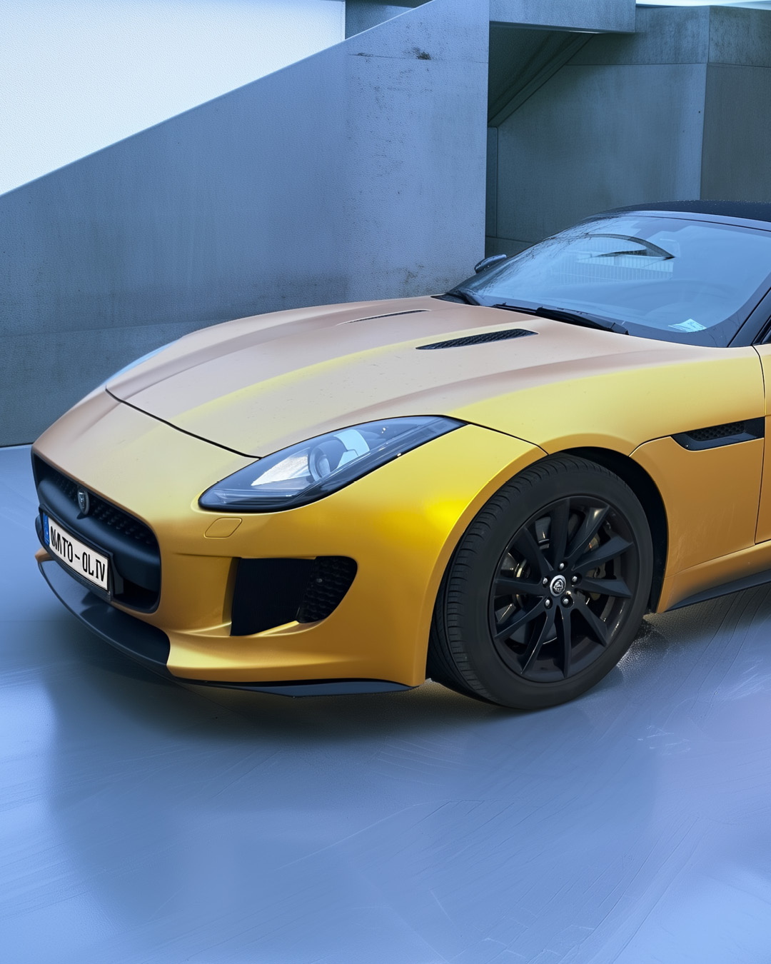 Jaguar F-TYPE mit Vollfolierung in Satin Gold, Frontansicht schräg von vorne