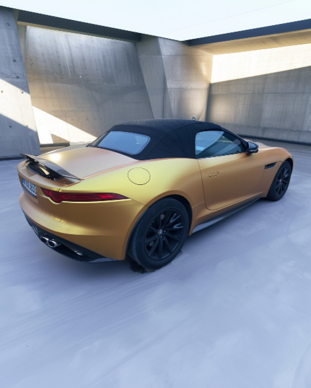 Jaguar F-TYPE mit Vollfolierung in Satin Gold, Heckansicht schräg von hinten