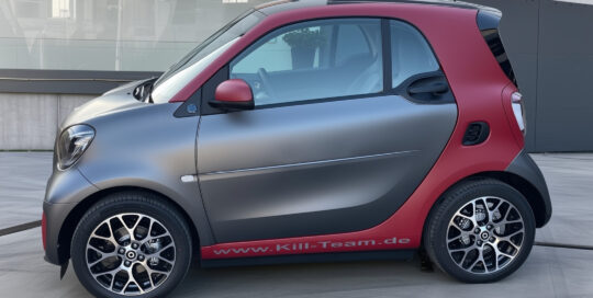 Smart fortwo mit Teilfolierung: Türen in mattem Graphit, restliche Flächen in Rot, Seitenansicht