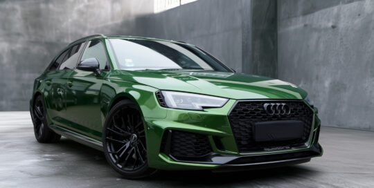 Audi RS4 Avant mit PWF-Vollfolierung in Gloss Green, Frontansicht im Studio