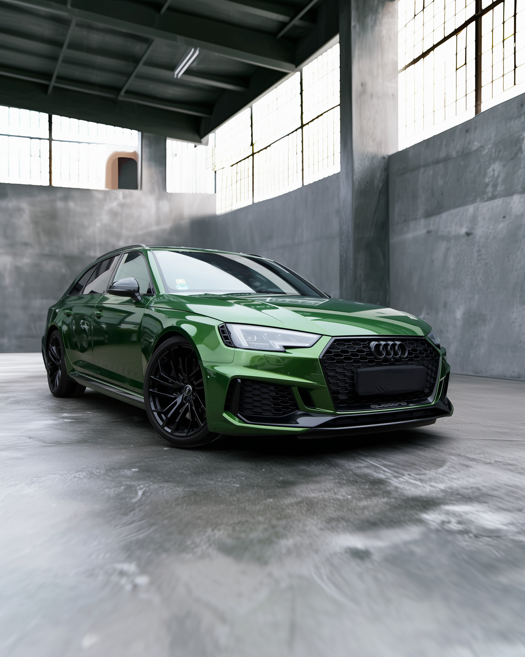 Audi RS4 Avant mit PWF-Vollfolierung in Gloss Green, Frontansicht im Studio