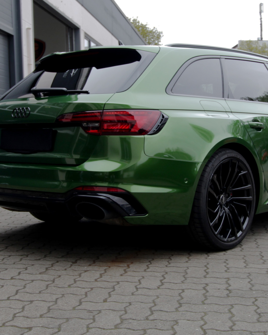 Audi RS4 Avant mit PWF-Vollfolierung in Gloss Green, Heckansicht vor dem Shop