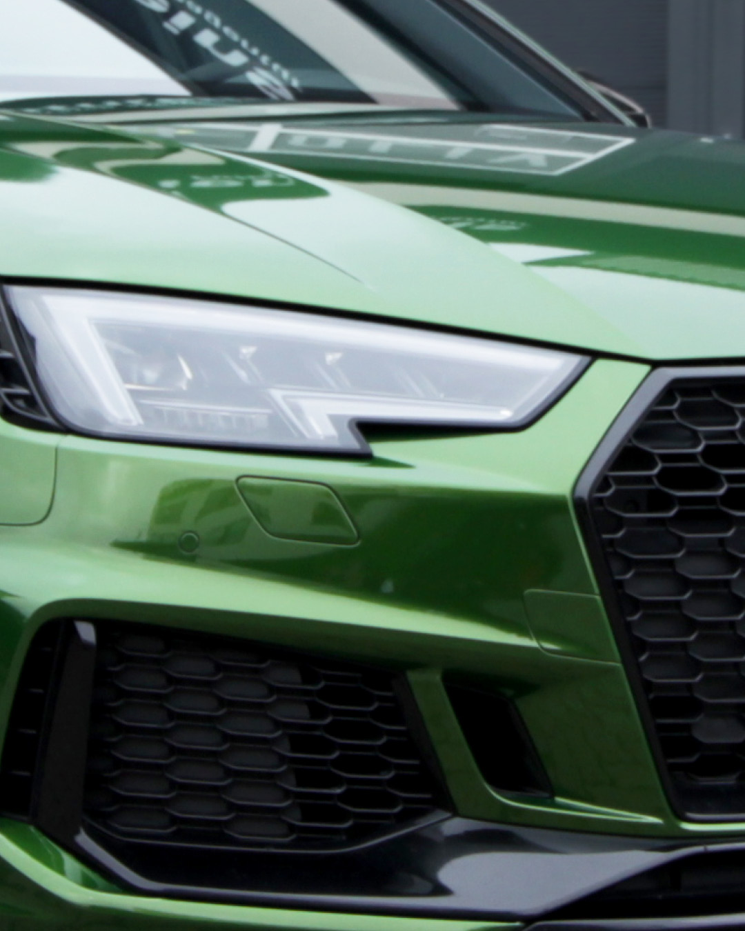 Detailansicht von Scheinwerfer und Frontschürze am PWF-folierten Audi RS4 Avant