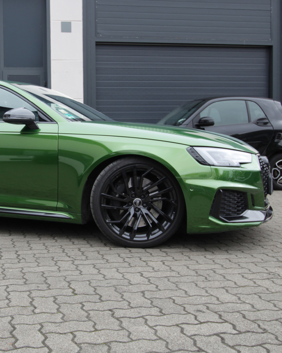 Seitenansicht des Audi RS4 Avant mit PWF-Vollfolierung in Gloss Green