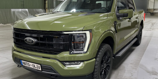 Ford F-150 mit Vollfolierung in Nato-Oliv, Frontansicht in der Fahrzeughalle