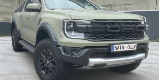 Ford Ranger Raptor mit Vollfolierung in Nato Oliv, Frontansicht schräg von vorne in der Halle